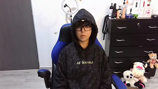 thomascooper7 online show from September 18, 6:32 pm