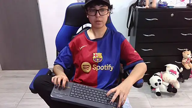 thomascooper7 online show from December 13, 7:53 pm