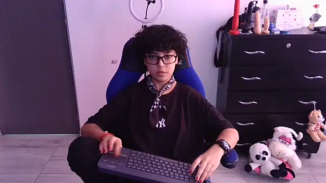 thomascooper7 online show from March 3, 5:30 pm