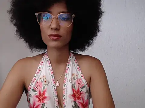 violettamartins online show from May 9, 9:42 pm
