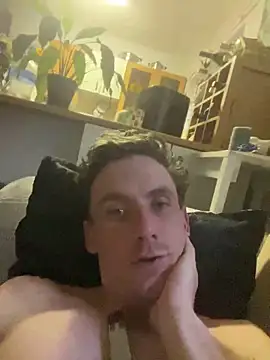 Snapshot of bradleyjamesmc chatting on February 13, 4:28 pm bradleyjamesmc online show from February 13, 4:28 pm