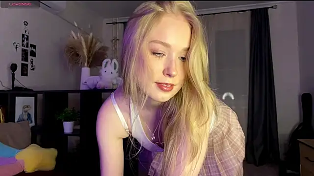 Snapshot of SweetDarcy chatting on October 23, 3:22 pm SweetDarcy online show from October 23, 3:22 pm