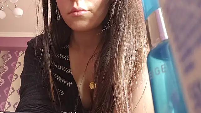 Snapshot of AlejandraDelaney chatting on December 17, 10:01 am AlejandraDelaney online show from December 17, 10:01 am