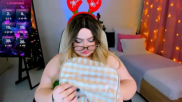 Snapshot of love_insidee chatting on December 24, 3:05 pm love insidee online show from December 24, 3:05 pm