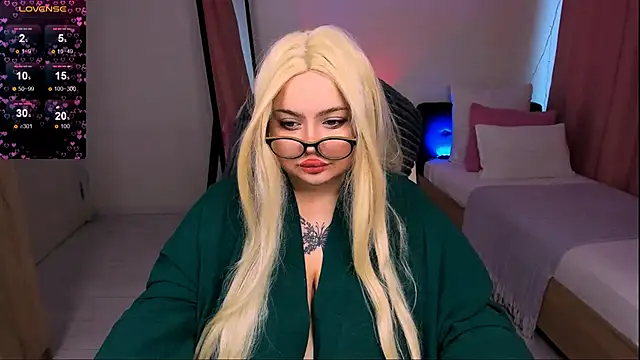 Snapshot of love_insidee chatting on February 2, 8:02 am love insidee online show from February 2, 8:02 am