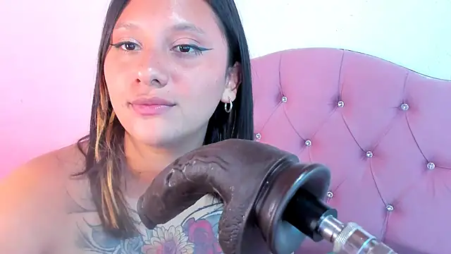 Snapshot of Mila_nixon02 chatting on December 14, 6:20 pm Mila nixon02 online show from December 14, 6:20 pm