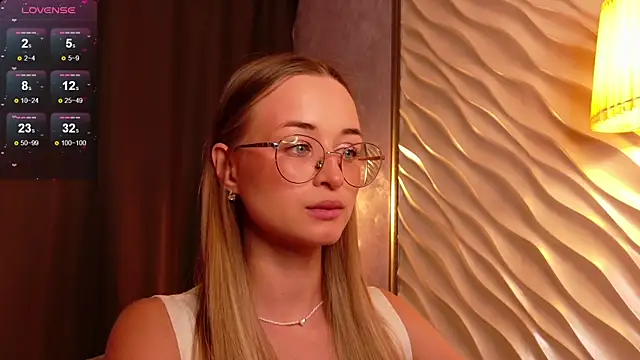 Snapshot of Tiffanyhunt chatting on November 19, 1:22 pm Tiffanyhunt online show from November 19, 1:22 pm