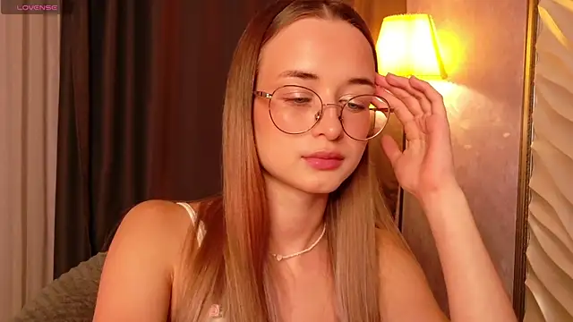 Snapshot of Tiffanyhunt chatting on November 28, 2:20 pm Tiffanyhunt online show from November 28, 2:20 pm