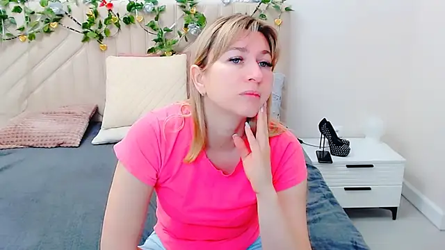 Snapshot of Incredible_Ariela chatting on April 1, 6:47 am Incredible Ariela online show from April 1, 6:47 am