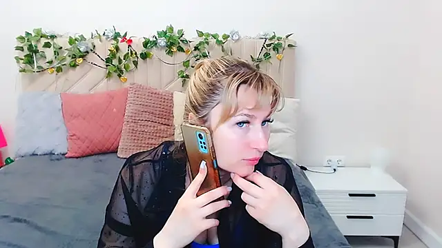 Snapshot of Incredible_Ariela chatting on April 9, 7:58 am Incredible Ariela online show from April 9, 7:58 am