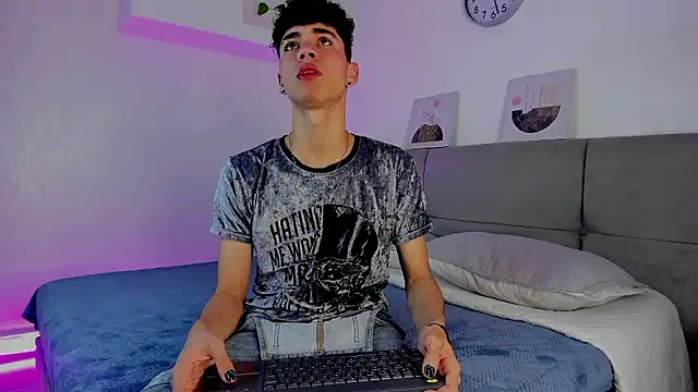 Snapshot of NeoRaptis chatting on December 2, 7:49 pm NeoRaptis online show from December 2, 7:49 pm