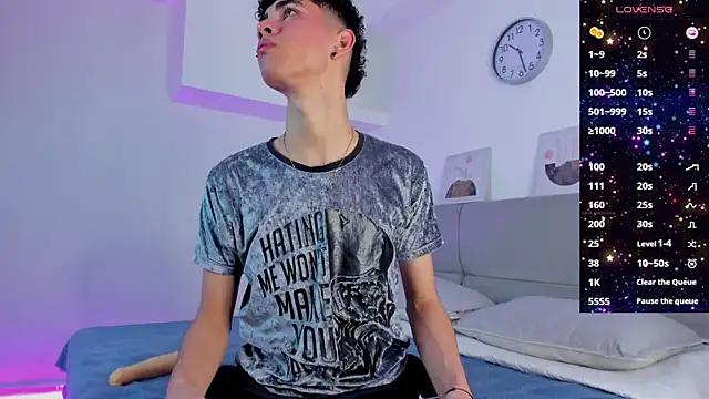 Snapshot of NeoRaptis chatting on December 5, 8:11 pm NeoRaptis online show from December 5, 8:11 pm