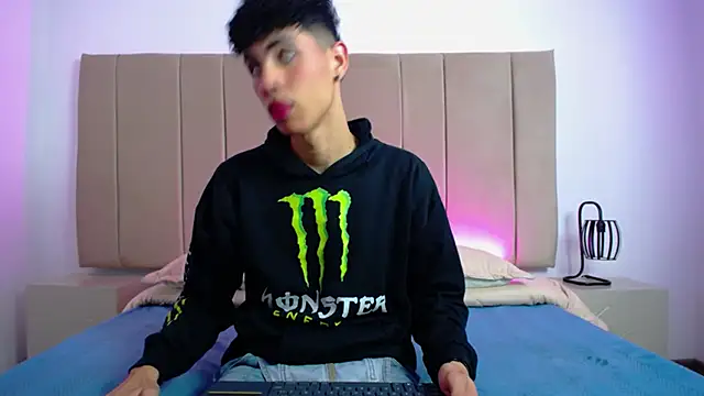 Snapshot of NeoRaptis chatting on December 7, 3:52 pm NeoRaptis online show from December 7, 3:52 pm