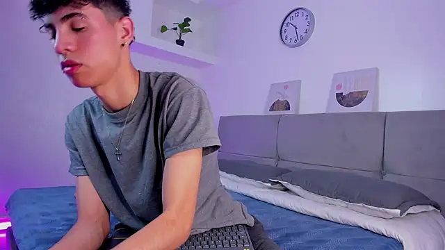 Snapshot of NeoRaptis chatting on December 11, 8:07 pm NeoRaptis online show from December 11, 8:07 pm