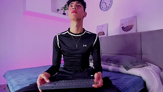 Snapshot of NeoRaptis chatting on December 20, 8:01 pm NeoRaptis online show from December 20, 8:01 pm