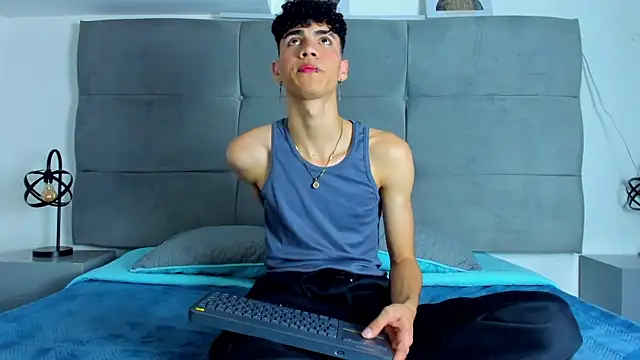 Snapshot of NeoRaptis chatting on February 11, 8:10 pm NeoRaptis online show from February 11, 8:10 pm