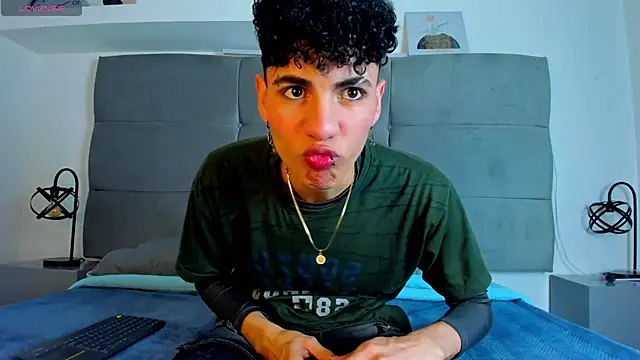 Snapshot of NeoRaptis chatting on February 14, 8:05 pm NeoRaptis online show from February 14, 8:05 pm