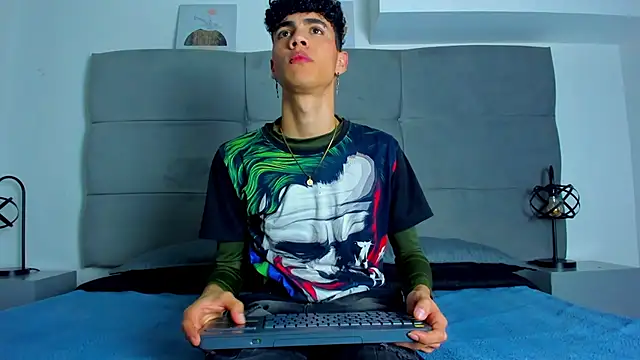 Snapshot of NeoRaptis chatting on February 21, 8:49 pm NeoRaptis online show from February 21, 8:49 pm