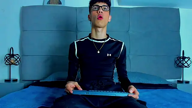 Snapshot of NeoRaptis chatting on March 8, 8:03 pm NeoRaptis online show from March 8, 8:03 pm