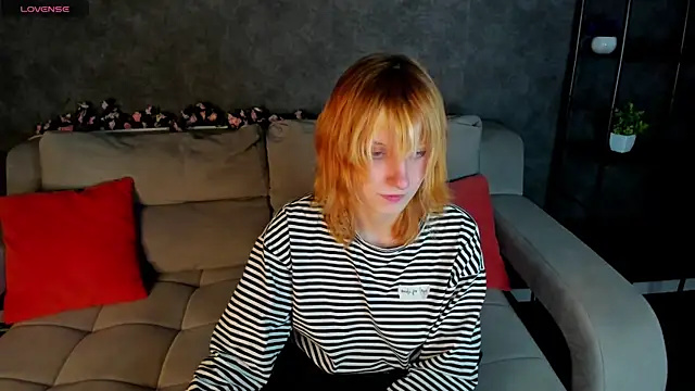 Snapshot of Little_Chips chatting on April 21, 5:28 pm Little Chips online show from April 21, 5:28 pm