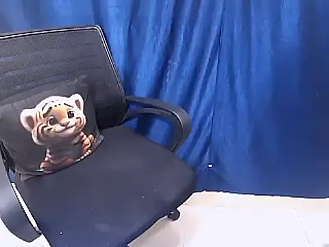 Snapshot of cutie-pie8 chatting on February 28, 8:18 pm cutie-pie8 online show from February 28, 8:18 pm