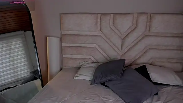 Rebeca Williams  online show from February 20, 1:11 pm