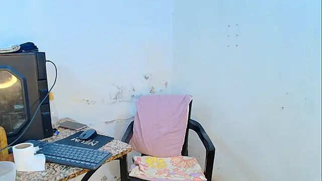 Snapshot of Oh_Tique chatting on April 29, 1:15 pm Oh Tique online show from April 29, 1:15 pm