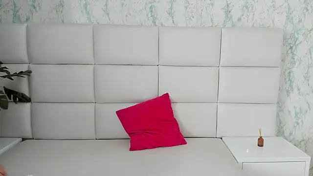 Snapshot of MIA__SAENZ chatting on December 23, 1:24 pm MIA SAENZ online show from December 23, 1:24 pm