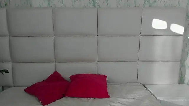 Snapshot of MIA__SAENZ chatting on January 17, 11:59 am MIA SAENZ online show from January 17, 11:59 am