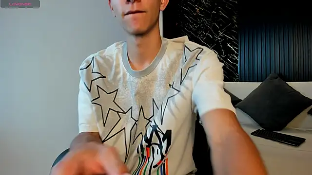 Aaron Scoot online show from April 1, 8:06 pm