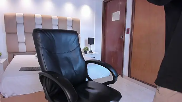 Aaron Scoot online show from April 11, 8:02 pm