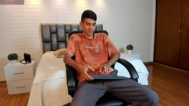 Aaron Scoot online show from April 13, 8:58 pm