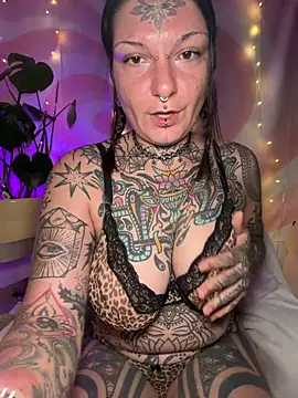 lizzardqueeen online show from March 31, 4:46 am