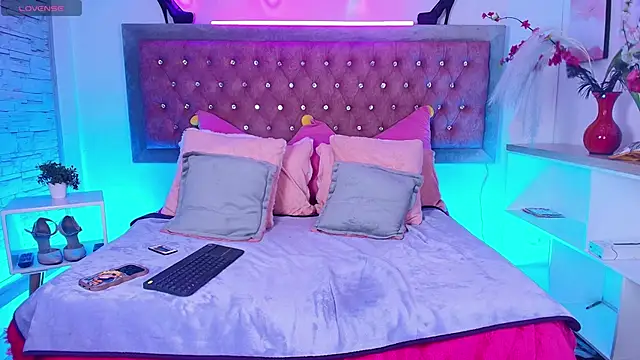 EmmaWilder online show from November 12, 8:41 pm