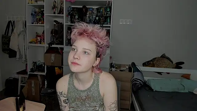 School Love online show from February 9, 7:01 am