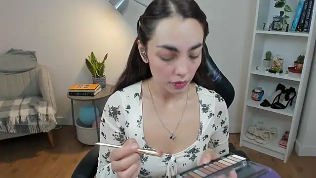 Snapshot of _BellaEvans_ chatting on October 23, 4:45 am BellaEvans online show from October 23, 4:45 am