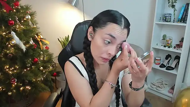 Snapshot of _BellaEvans_ chatting on December 3, 5:48 am BellaEvans online show from December 3, 5:48 am