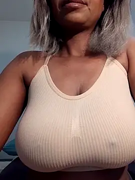 Snapshot of realsquirter chatting on February 4, 8:53 am realsquirter online show from February 4, 8:53 am