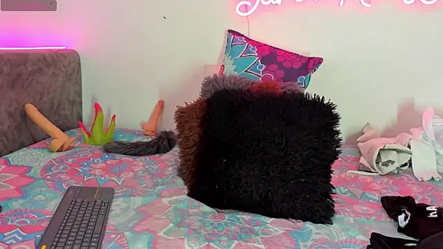 BarbieHotLaura online show from November 12, 7:35 pm