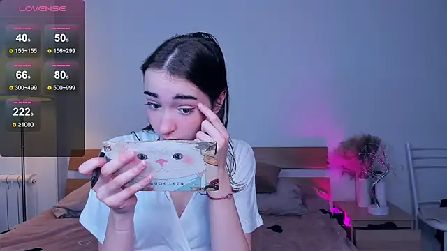 Snapshot of PollyBeev chatting on February 7, 11:12 am PollyBeev online show from February 7, 11:12 am