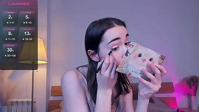 Snapshot of PollyBeev chatting on February 13, 11:17 am PollyBeev online show from February 13, 11:17 am