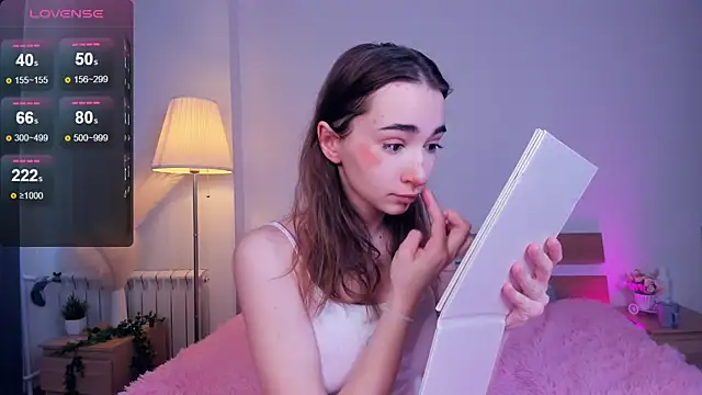 Snapshot of PollyBeev chatting on March 8, 11:05 am PollyBeev online show from March 8, 11:05 am