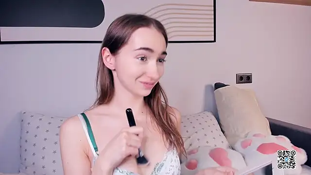 Snapshot of PollyBeev chatting on September 14, 7:18 am PollyBeev online show from September 14, 7:18 am