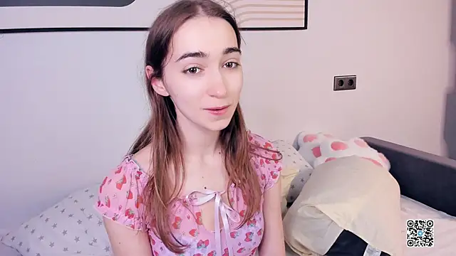 Snapshot of PollyBeev chatting on September 18, 7:32 am PollyBeev online show from September 18, 7:32 am