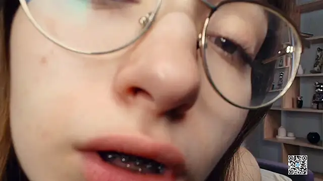 Snapshot of PollyBeev chatting on September 30, 7:35 am PollyBeev online show from September 30, 7:35 am