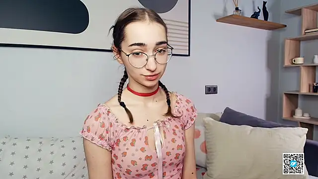 Snapshot of PollyBeev chatting on October 7, 7:49 am PollyBeev online show from October 7, 7:49 am