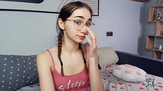 Snapshot of PollyBeev chatting on October 19, 7:36 pm PollyBeev online show from October 19, 7:36 pm