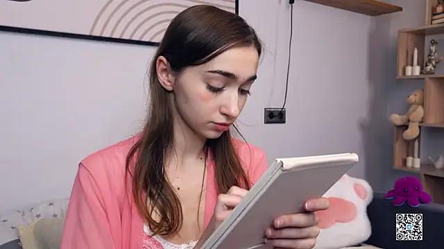 Snapshot of PollyBeev chatting on November 6, 7:42 am PollyBeev online show from November 6, 7:42 am