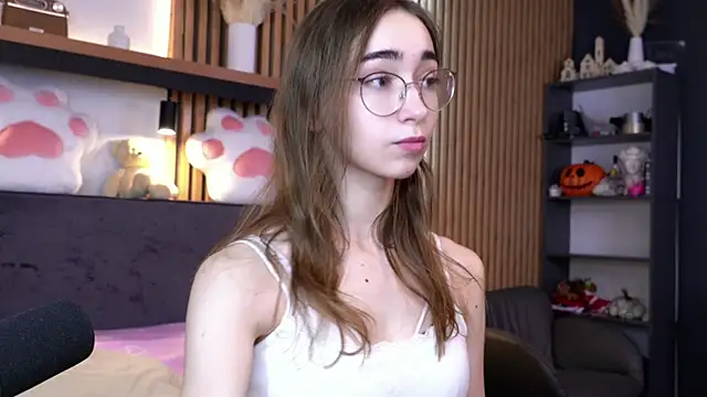 Snapshot of PollyBeev chatting on November 7, 7:30 am PollyBeev online show from November 7, 7:30 am