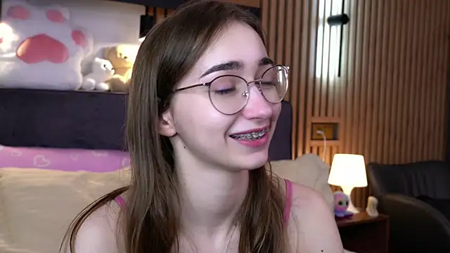 Snapshot of PollyBeev chatting on November 16, 7:25 am PollyBeev online show from November 16, 7:25 am